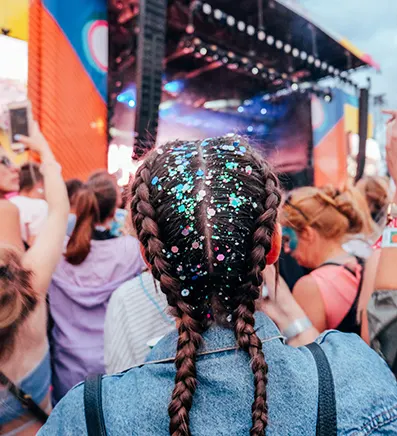 Chica con trenzas y purpurina en el pelo